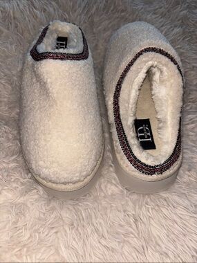 ID Required Cozy Cream Sherpa Slip-On Clogs with Red-Black Trim